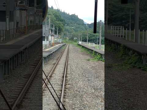 千国駅を発車 #千国駅 #jr東日本 #神社から見える月 #長野県 #小谷村 #大糸線 #チャンネル登録お願いします #たびその #鉄道旅