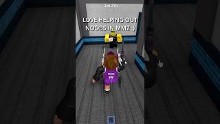 HELPING NOOBS IN MM2 😂 (Murder Mystery 2)