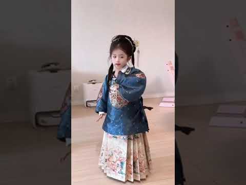 A little girl in #hanfu meets the charm of Beijing opera—could it get any cuter? #china