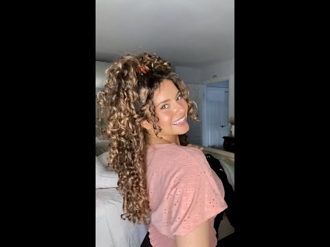 EASY HALF UP HALF DOWN CURLY HAIRSTYLE USING A BIRDS NEST HAIR CLIP