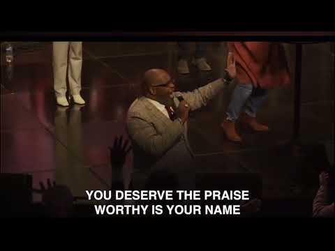 CeCe Winans Passes Mic to Marvin Winans During Worship