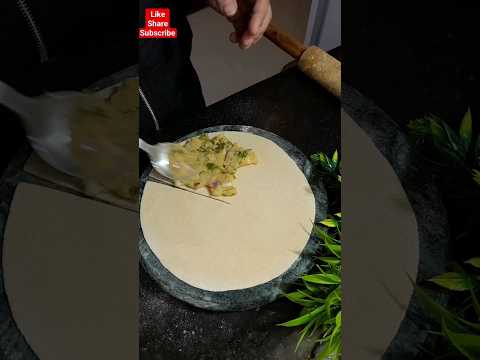 triangle aloo paratha l #alooparatha #viral #shortvideo #youtubeshorts #shorts #cookingshorts