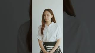 QUEEN STYLE X 조윤희 ㅣ Summer 2022 Lookbook - 헨리넥 숏 슬리브 블라우스