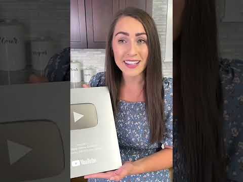 I can’t believe it’s here!🤩 #youtubecreatorawards #silverplaybutton #shorts