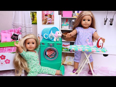 Doll sisters help mom with laundry! Play Dolls house chores