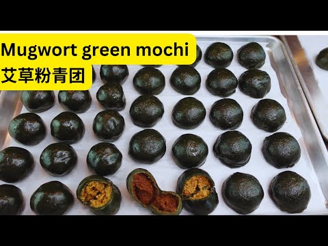 Mugwort green mochi (sweet bean paste, peanuts, salted egg yolk with meat floss filling).艾草粉青团