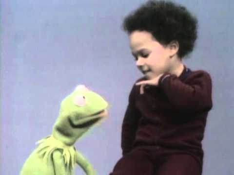 Classic Sesame Street - Trey draws a Q for Kermit