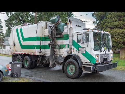 Mack MR - McNeilus AutoReach Garbage Truck