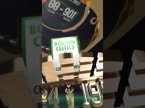 🇺🇸🔥🏀 Un vistazo al anillo de campeón que están recibiendo los Celtics ☘️💍 vía @celtics #NBA