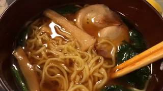 食べたくなること間違いなし！俺氏が超おすすめする大好物 セブンの醤油ラーメンをすする