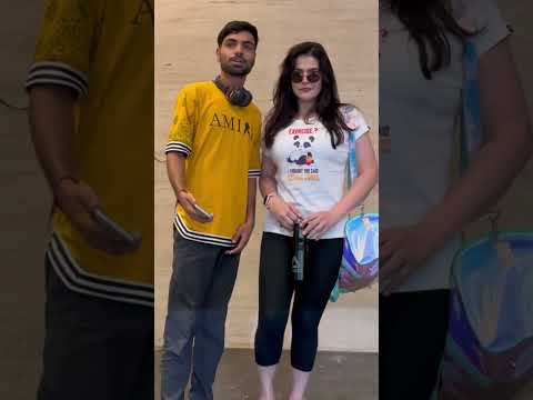 Zareen Khan poses with fans in the VIRAL video🔥 #viralshort #bollywood #fashion #filmyfashion