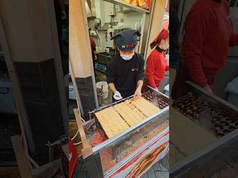 They do it so fast! #japan #japantravels #foodvlog #japanesefood #dotonbori #takoyaki