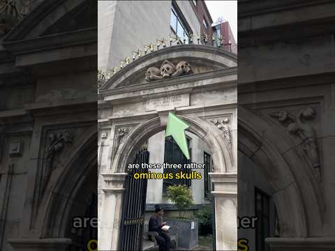 Three skulls over the entranceway to a London churchyard 💀