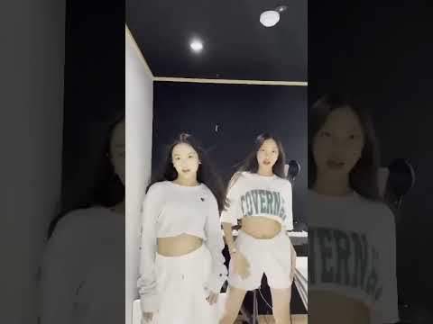 Newjeans hanni and hyein dancing to Nicki Minaj#hanni #hyein #newjeans #nickiminaj #dance