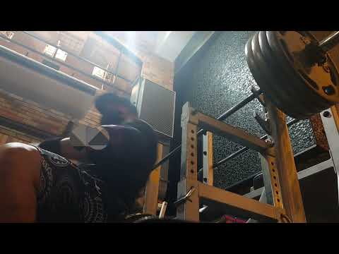 インクラインベンチプレス200まで。140kg30レップなど。