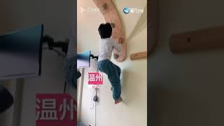 【大陸】9歲男孩在家裡的攀岩室「飛簷走壁」