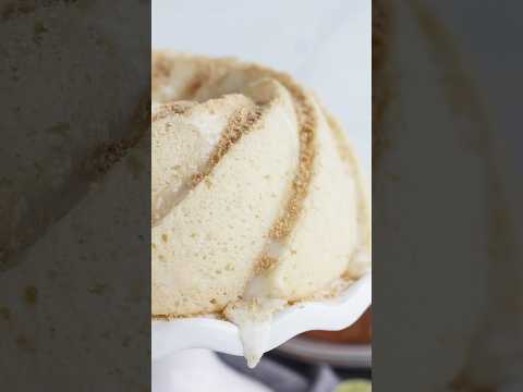 Easy Key Lime Pie Bundt Cake! Best summertime recipe - bakingwithblondie.com #cake #bundtcake