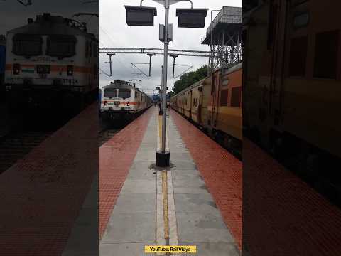 NJP - Howrah Shatabdi Express overtakes Tebhaga Express at Bolpur | Rail Vidya | Indian Railways