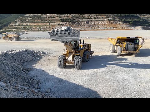 Caterpillar 992K Wheel Loader Loading Aggregates On Caterpillar 777F Dumpers - Interkat SA