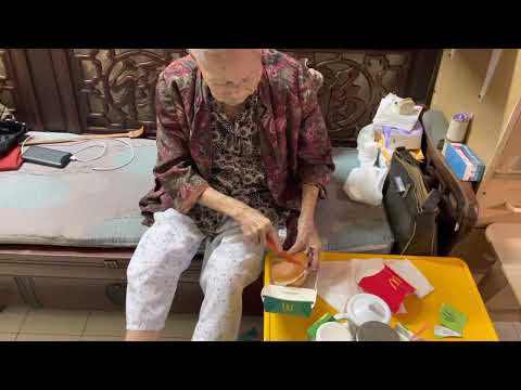 #我的外婆 ｜最愛吃魚柳包 | 麥當勞 | Grandma eating McDonald’s | Her favorite Filet O Fish