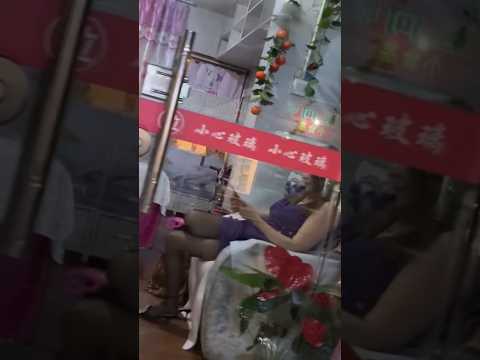 中国重庆唐人街城中村廉价旅馆老板娘在寒风中等待顾客上门品尝热气腾腾麻辣火锅和北京炒牛肉😜🤣🇨🇳🇰🇵🇰🇷🙏🏻🥟 #china #travel #funny #vlog