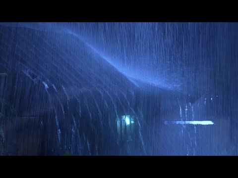 Rain on the Roof - 99% の人はすぐに眠りにつくでしょう 屋根に激しい雨と雷が鳴り響きます