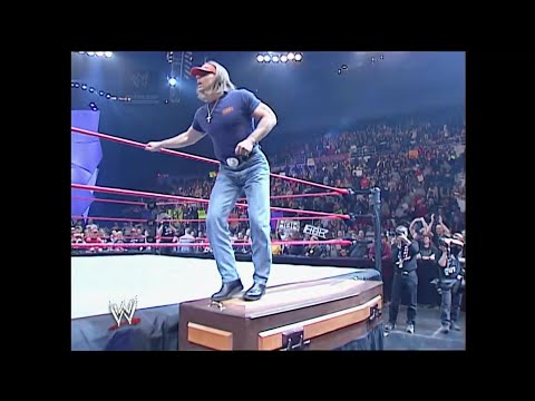 SHAWN IS BACK and attacks Triple H - RAW 28 October 2002