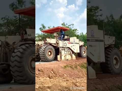 土を水平に均す車🚚ロードローラーじゃないんですね