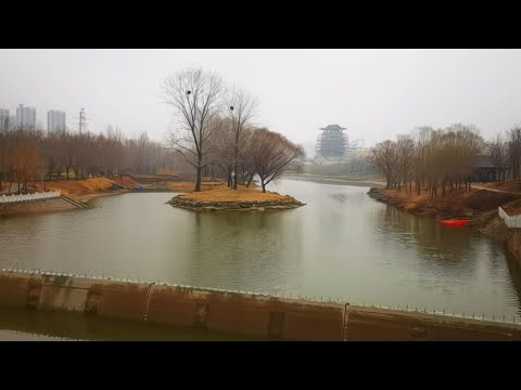 雨中漫步郑州西流湖公园，湖水大涨景色迷人，竟然有点烟雨江南的感觉