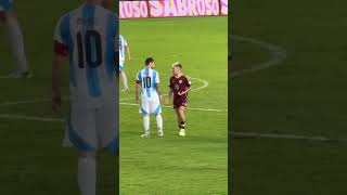 Soteldo e Lionel Messi tretando após o jogo das Eliminatórias da Copa, Venezuela 1x1 Argentina.