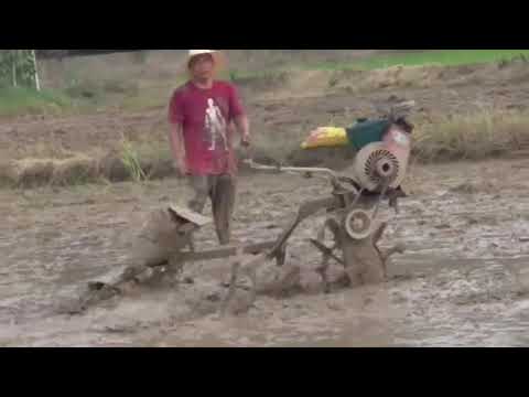 A micro tillage machine that can be tied with a rope in the paddy field