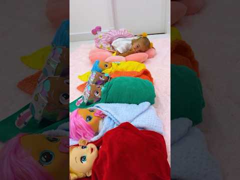 Alice learns colors with Dolls