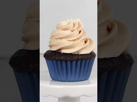 Piping a Peanut Butter Frosted Cupcake😋- Recipe in Description