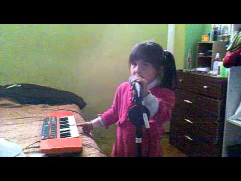 CONY APRENDE NOTAS DE PIANO