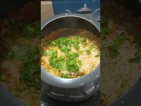 चटपटे आलू मटर पुलाव #matarpulao #matarpulaorecipe #pulao #viral #shorts #ytshorts  #videos 😍🔥🔥