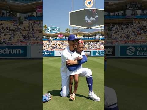 Mookie’s daughter Kynlee surprised her dad for Kids Take the Field before the game. #baseball