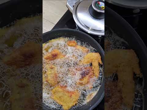 Crispy breaded chicken in lard, pan frying