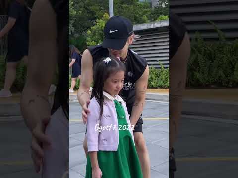 Jackson Wang takes a picture with little girl #jacksonwang #malaysia #kualalumpur