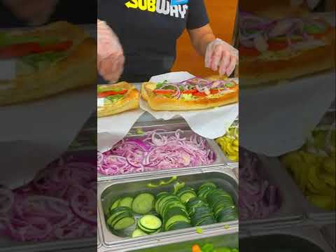 MAKING SUBWAY'S 🇺🇸 TUNA SANDWICH IN A STORE IN CHICAGO