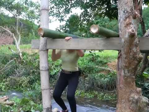 村民妇女独自一人建造竹桥 村民妇女独自一人建造竹桥，手艺人