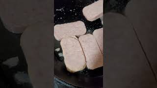 Frying canned spam #shorts #frying #spam #cannedfood #satisfying #trending #inoued