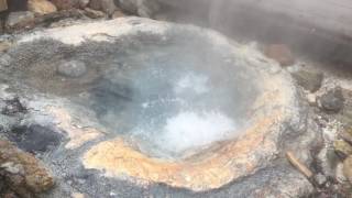 登別温泉 地獄谷 鉄泉池 / Tessen-ike, a small geyser, at Noboribetsu, Hokkaido, Japan