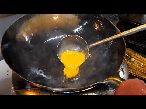 A 67-year-old Chinese chef can serve food in 3 minutes and satisfy 300 people.