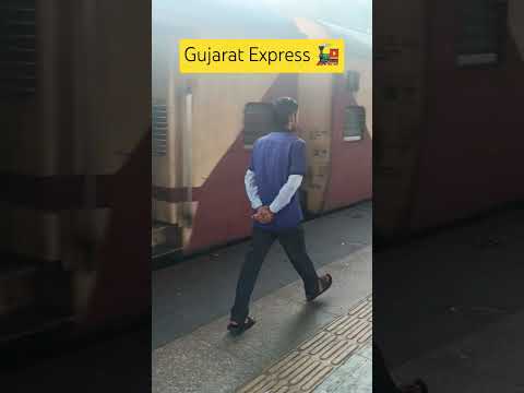 #gujaratexpress Train 🚂🚋🚃🚋🚃🚋🚃 #Mumbaicentral to Ahmedabad Train #besttrain #indianrailways