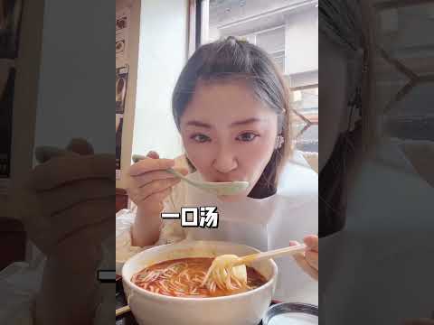 小姐妹专门坐电车也要来吃的一家过桥米线