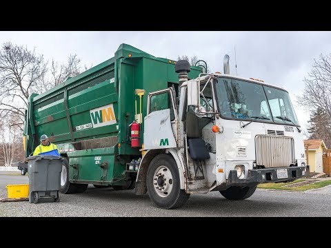 1999 Volvo WXLL - Labrie Top Select Recycling Truck