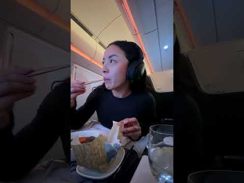 What I ate on my 14 hour flight to Taipei #taipei #dailvlog #whatieatinaday #travelvlog