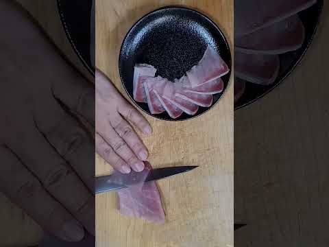 ブリとブリトロ二種の刺身盛り Yellowtail and otoro sashimi.