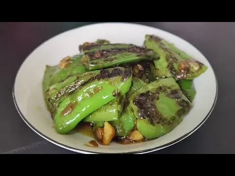 When frying tiger skin green peppers, remember not to fry them directly in the pan. I will teach