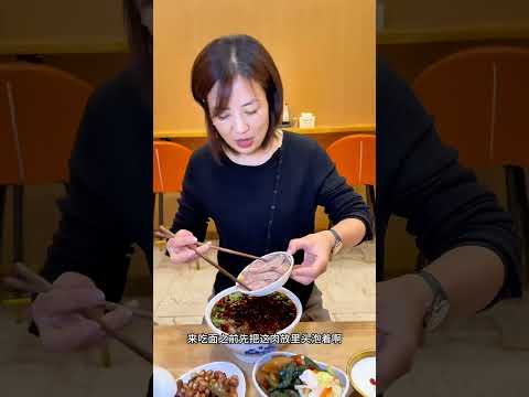 牛肉面多辣可好吃了！她家自己做的狮子头嘎嘎香，酸奶甜胚子，京味小丸子必点，小菜闭眼入都行地方特色美食 牛肉面 路边摊美味 街边小吃 妈呀太香了